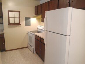 Building Photo - 2 Bedroom 1.5 bathroom condo