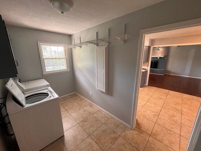 Building Photo - 3-Bed, 2-bath Luxury Southern Hills Designer Home!