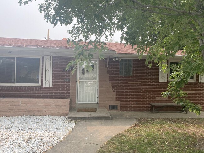 Building Photo - Remodeled Two Bedroom One Bathroom with Ya...