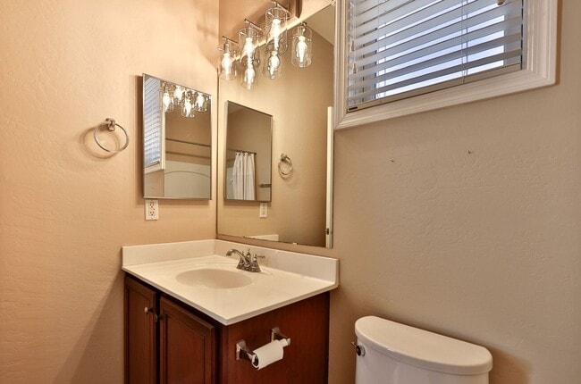 Building Photo - Beautiful Gilbert 3 bed/3 bath Home in The...