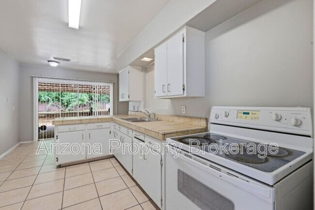 Building Photo - 4640 E Oak St