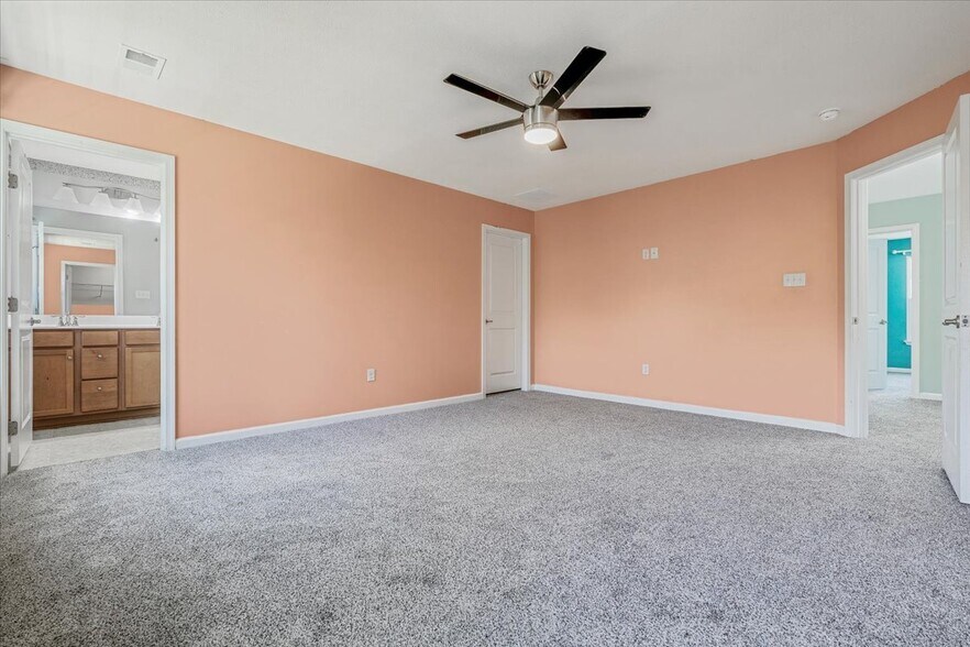 Building Photo - 8059 Hinsdale Ln