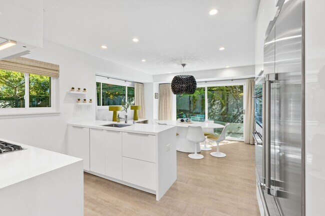 Building Photo - Stylish Condo in Desirable Alta Heights Neighborhood