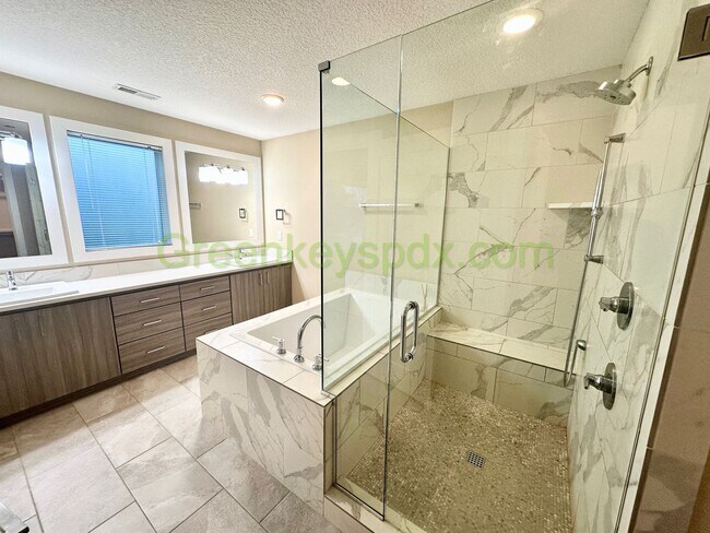 Building Photo - Gorgeous, Custom-designed 4-Bedroom Contemporary Townhouse on 3 Levels