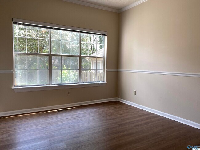 Building Photo - 524 SW Sussex Dr