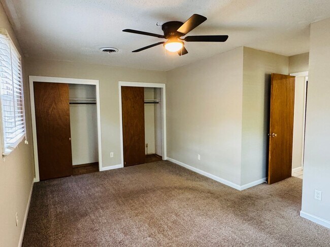 Building Photo - Check Out This 3 Bedroom / 2 Bathroom BRIC...