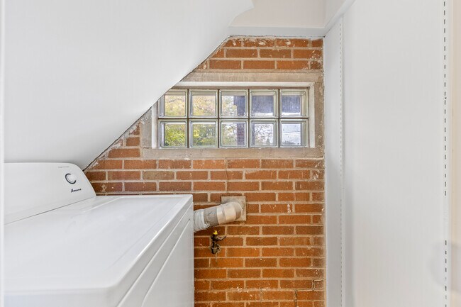 Building Photo - 332 Maple Ave