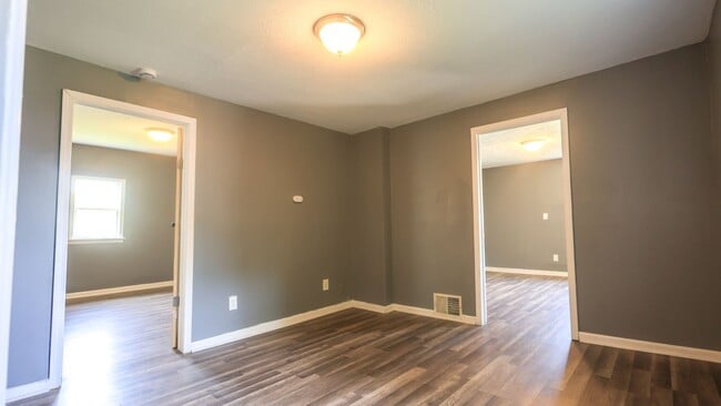 Building Photo - 755 W 13th St