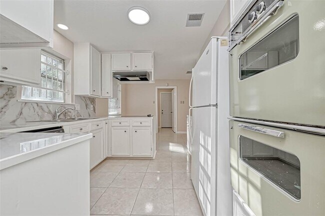 Building Photo - 11503 High Star Dr