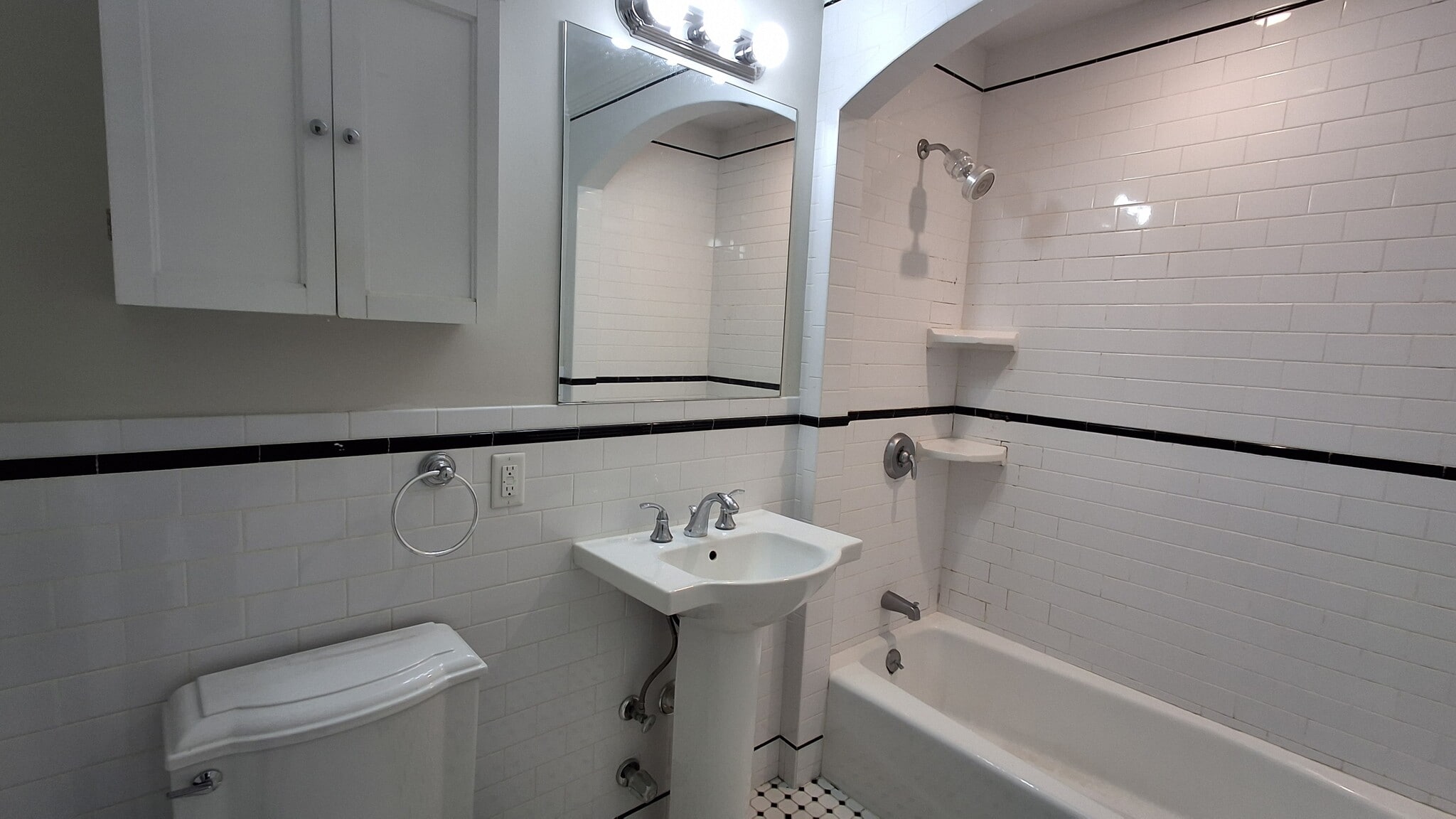 Full bathroom - 603 Bloomfield St
