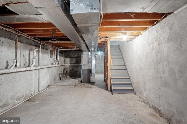 Building Photo - 4 bedroom two bath townhouse