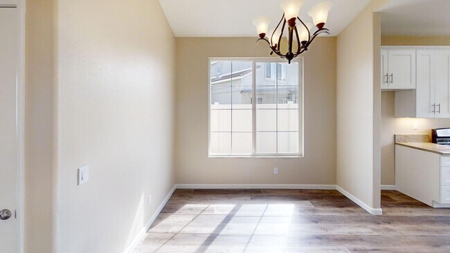 Building Photo - Beautiful Newly Upgraded 4 bedroom 3 bathr...