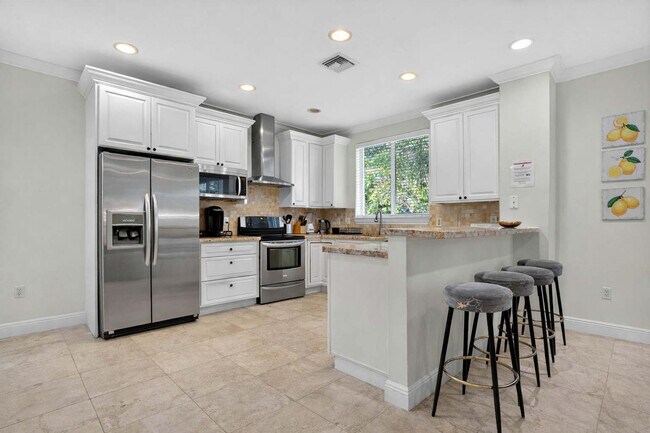 Building Photo - 1705 NE 11th St