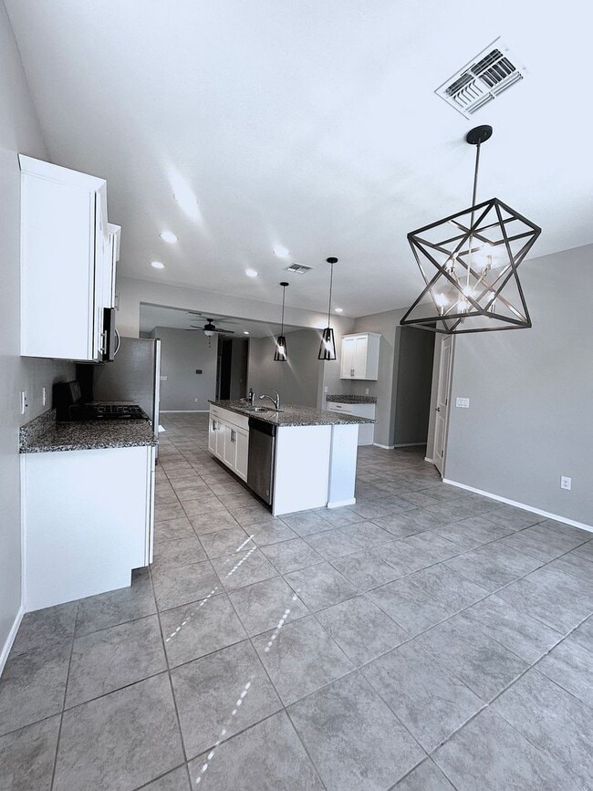 Building Photo - Stunning 4-bedroom, 2-bathroom home located in the vibrant community of Sahuarita, AZ