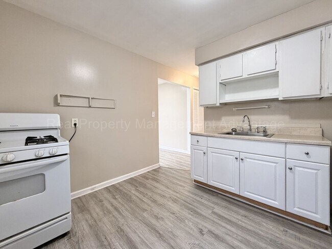 Building Photo - Newly Updated 2 Bed Ranch with Private Backyard