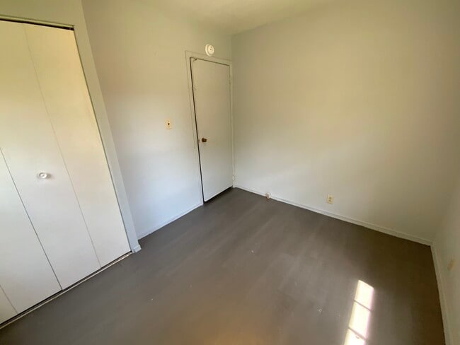 Building Photo - 917 Knollcrest Dr