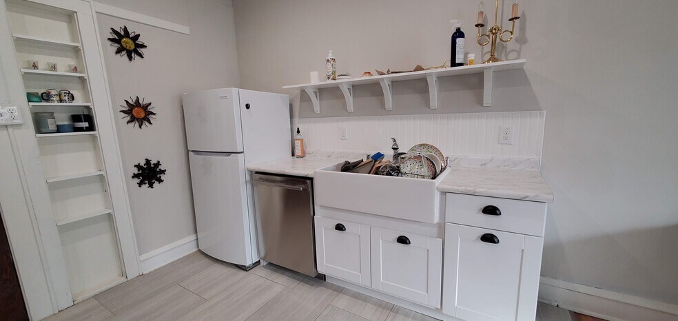 Building Photo - 1013 E Center St