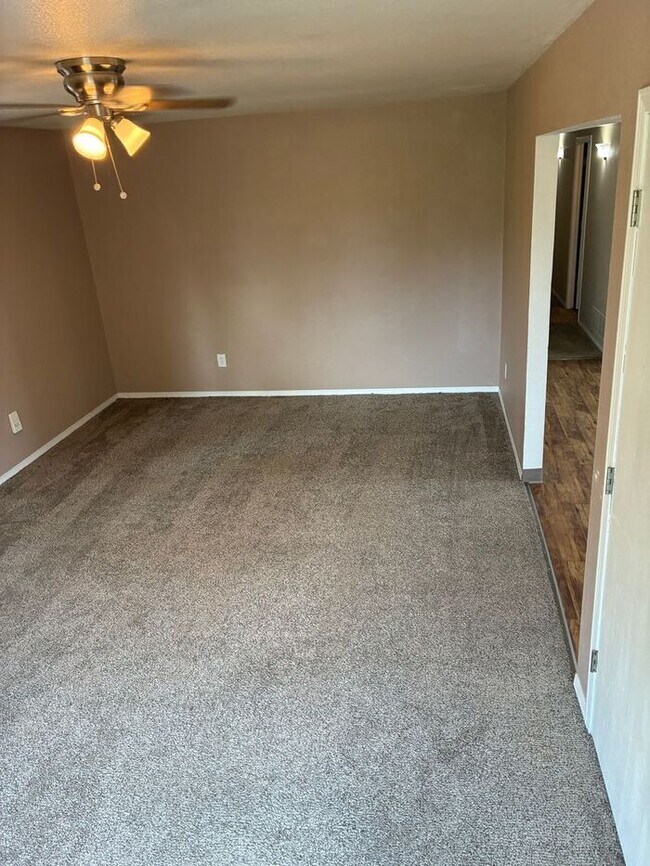 Building Photo - Move-In Special: 2 Weeks Free! Spacious 3 Bed, 1.5 Bath Apartment in Longmont