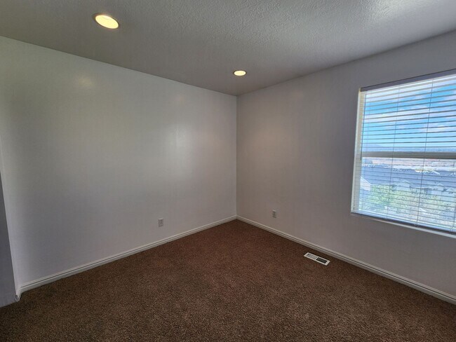 Building Photo - Stunning 3 bdrm 1.5 bath townhome! Wine & Dine on your enormous deck featuring city views!