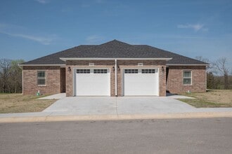 Building Photo - 572 Pineview St.