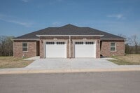 Building Photo - 572 Pineview St.