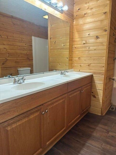 Building Photo - 4045 Brookcrest Dr