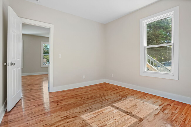 Building Photo - 10 Perry Hill Rd
