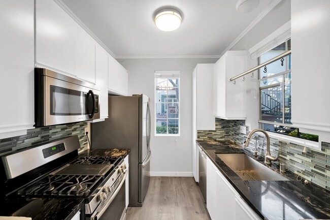 Building Photo - 10858 Sabre Hill Dr