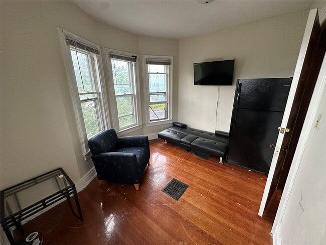 Building Photo - 19 Edwards St