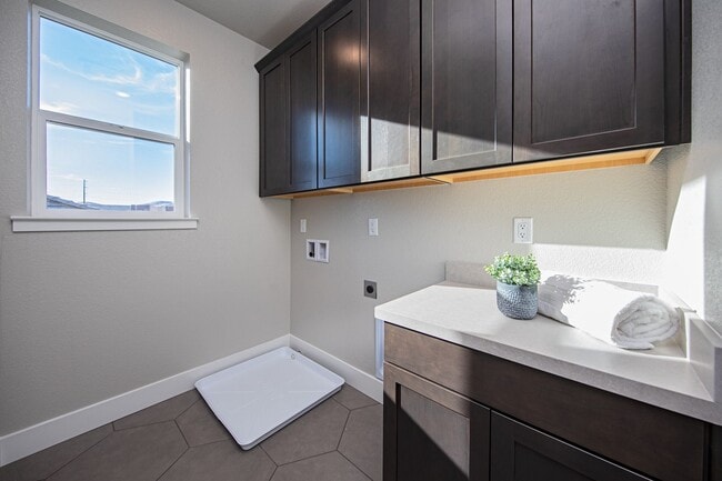 Building Photo - 3 Bedroom | 3 Baths | plus large loft | 20...