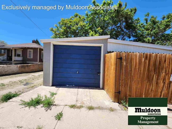 Building Photo - Great 2 bed 1 bath 1 car garage available now!