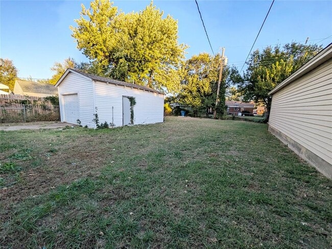 Building Photo - 221 E Myrtle Dr