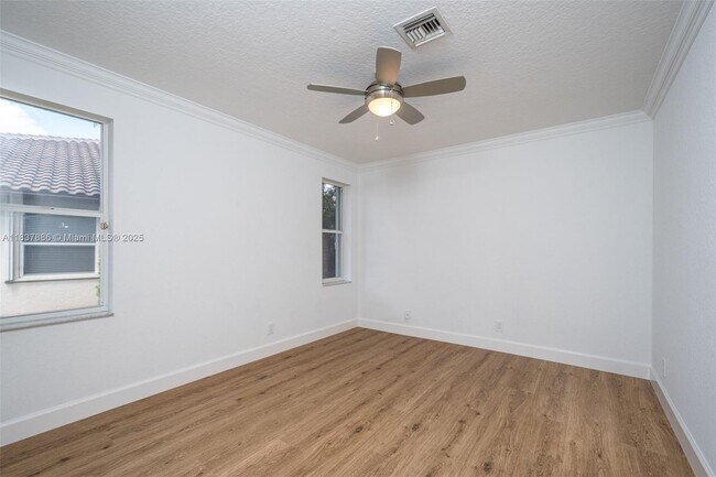 Building Photo - 2664 Edgewater Dr