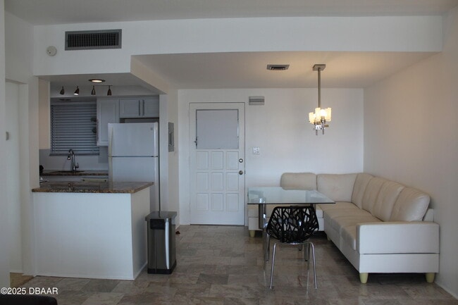 Building Photo - 404 S Beach St