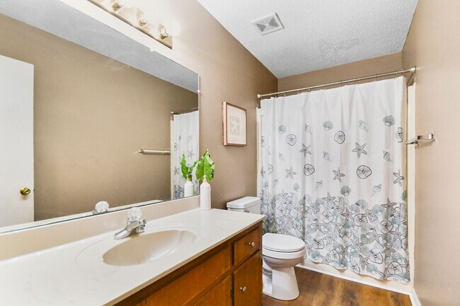 Building Photo - Conveniently Located Three Bedroom!