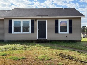 Building Photo - Nice 2 bedroom 2 bath duplex