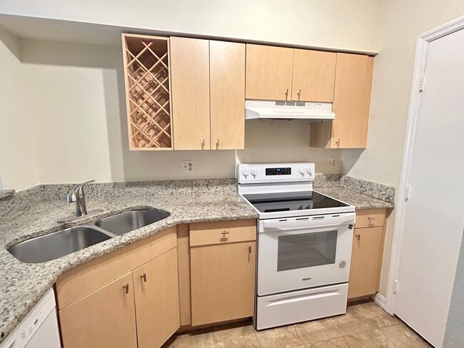 Building Photo - 1 Bed/1 Bath Condo in Gorgeous Resort Styl...