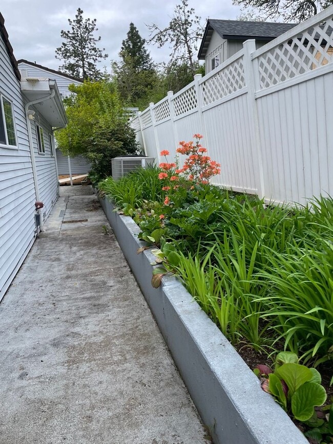 Building Photo - Large 3 bed 2 bath house