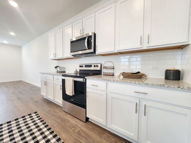Building Photo - Spacious 4/BR 2.5/BA Retreat with Fenced Y...