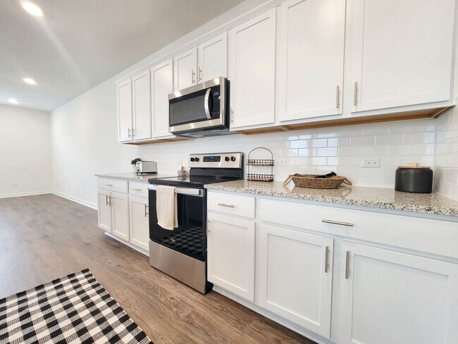 Building Photo - Spacious 4/BR 2.5/BA Retreat with Fenced Yard and Smart Features