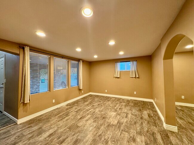 Building Photo - 781 Sherwood Dr