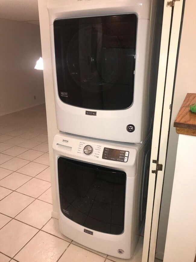 Building Photo - 733 SE 1st Way