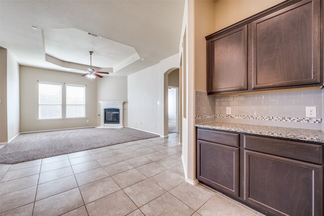 Building Photo - 2025 Lake Vista Dr