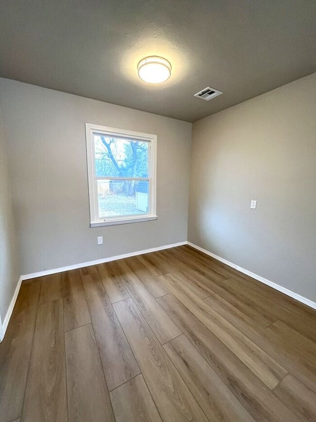 Building Photo - 2 Bed 1 Bath in Bethany