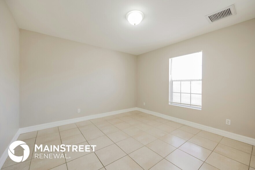 Building Photo - 448 Reading St