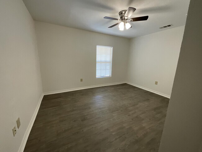 Building Photo - 2210 TX-31