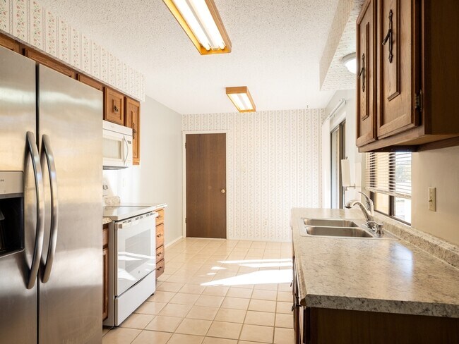Building Photo - 1209 Hi Stirrup