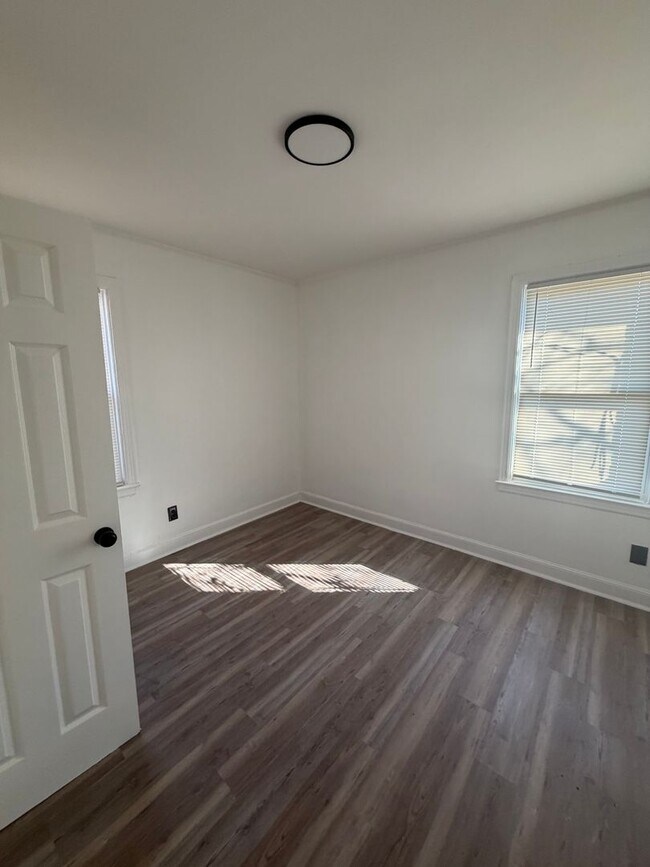 Building Photo - 890 Charles Pl