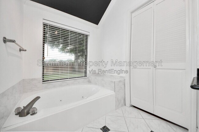 Building Photo - 15818 Sweetwater Creek Dr