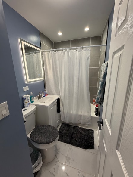 Building Photo - 5704 S Kilbourn Ave